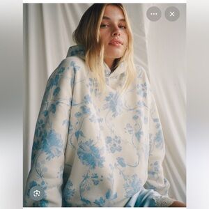 Abercrombie & Fitch White and Blue Floral Sweatshirt
